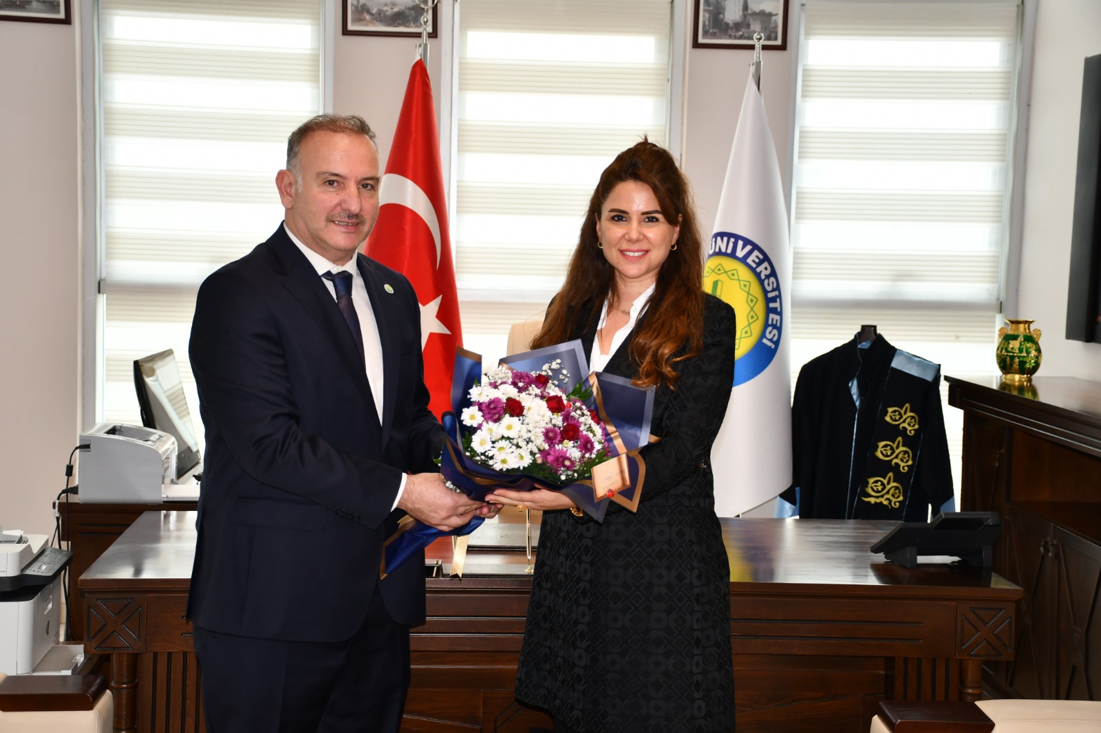 PROF. DR. ZEYNEP MÜJDE SAKAR DEKANLIK GÖREVİNE BAŞLADI