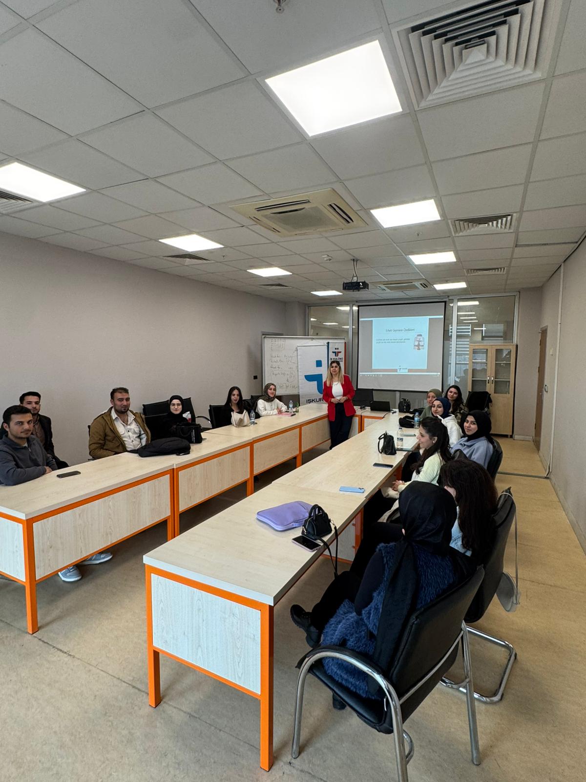 KAMU YÖNETİMİ ÖĞRENCİLERİMİZ KARİYER ODAKLI SERTİFİKALI EĞİTİM PROGRAMINA KATILDI