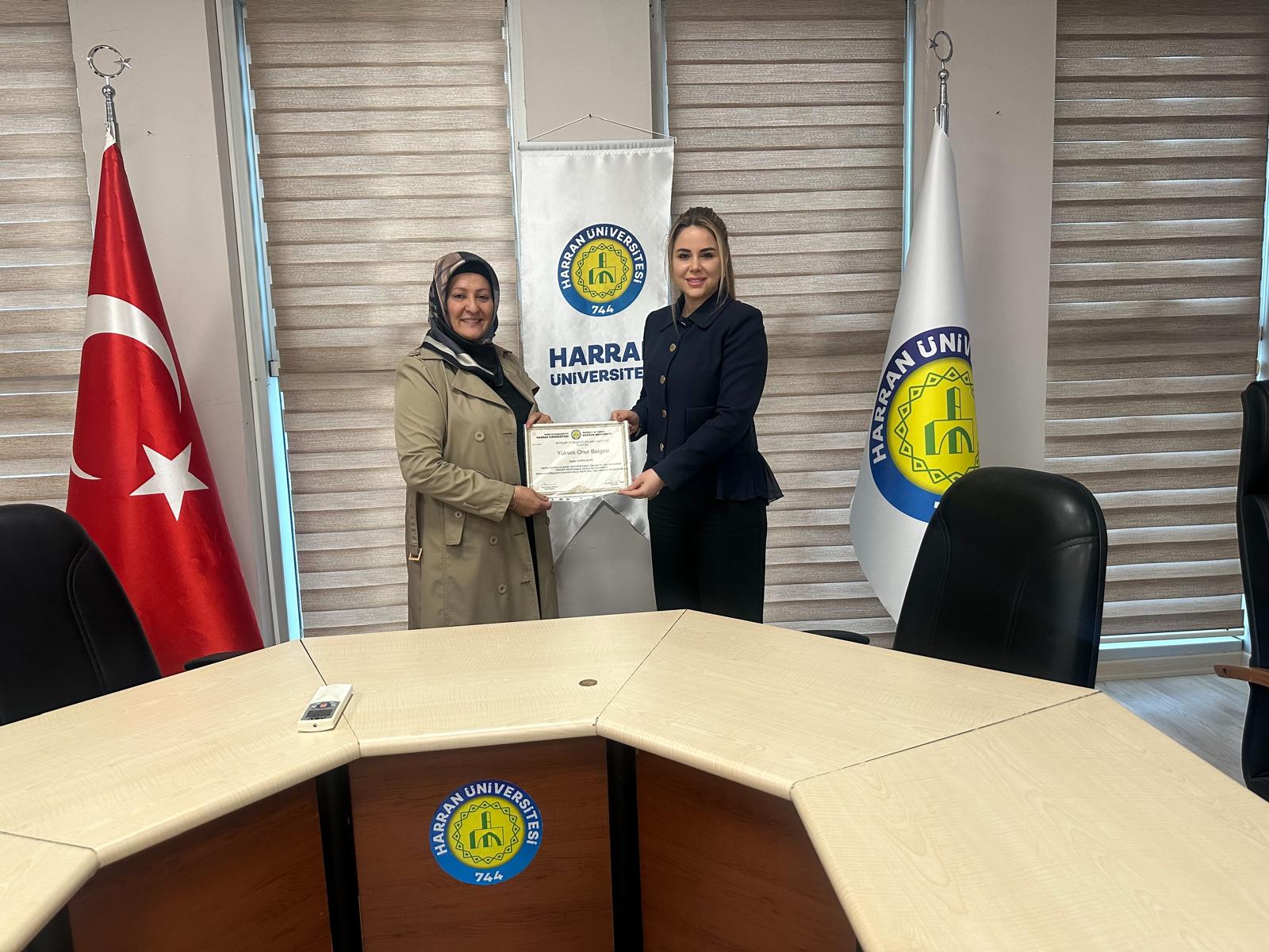 ÜSTÜN BAŞARI GÖSTEREN ÖĞRENCİMİZ HATİCE KURT'A YÜKSEK ONUR BELGESİ TAKDİM EDİLDİ