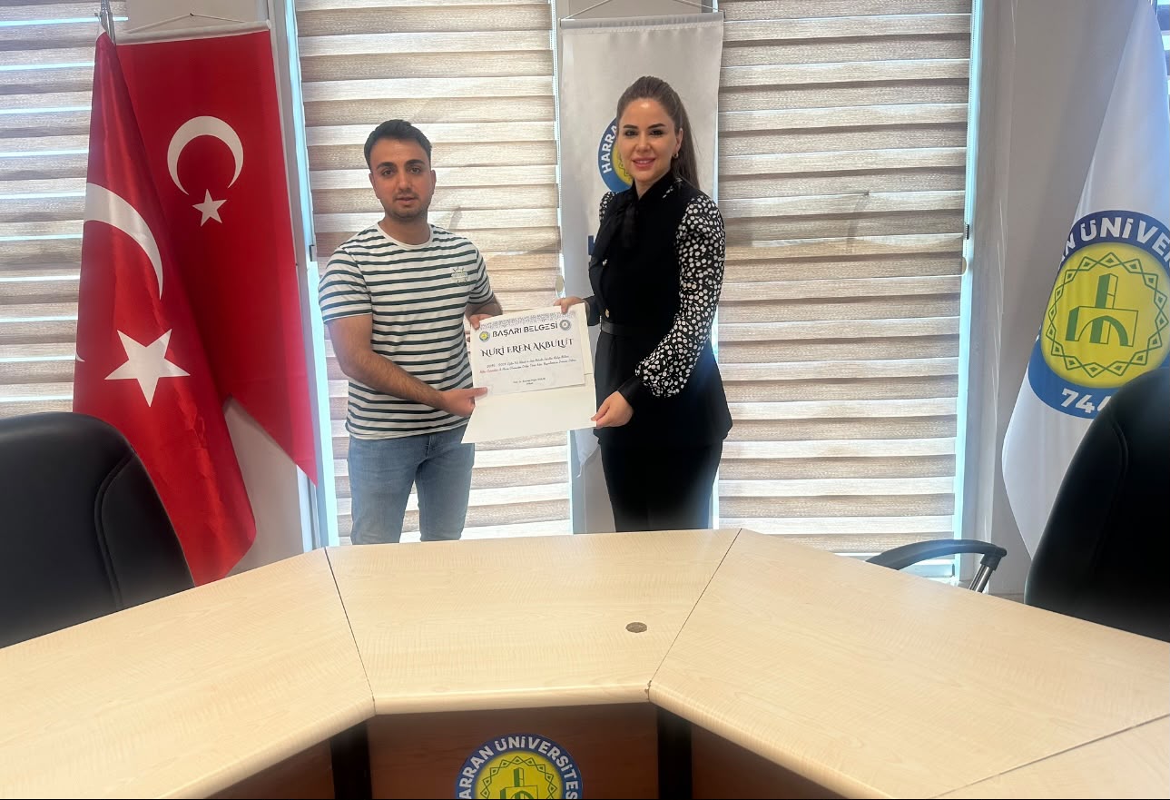 2025-2026 EĞİTİM-ÖĞRETİM YILI MEZUNU MALİYE BÖLÜMÜ ÜÇÜNCÜSÜ NURİ EREN AKBULUT’A BAŞARI BELGESİ TAKDİM EDİLDİ