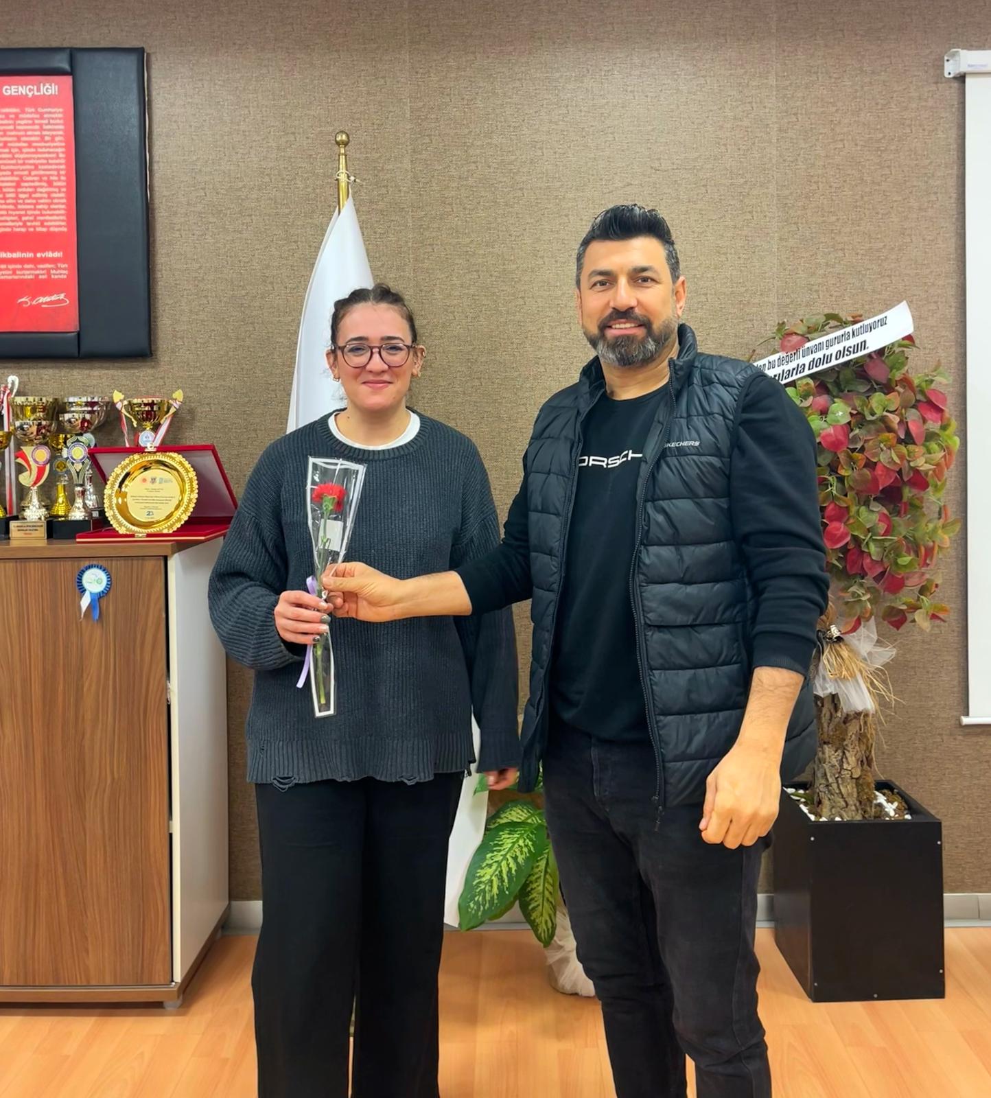 8 Mart Dünya Kadınlar Günü Dolayısıyla Kadın Personelimize Çiçek Takdim Edildi.