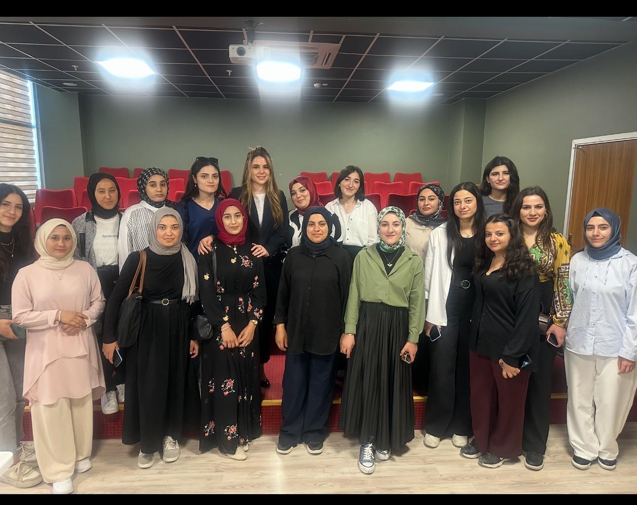 DEKANIMIZ VE ÖĞRENCİLERİMİZ TECRÜBE PAYLAŞIMI SÖYLEŞİSİNDE BİR ARAYA GELDİ