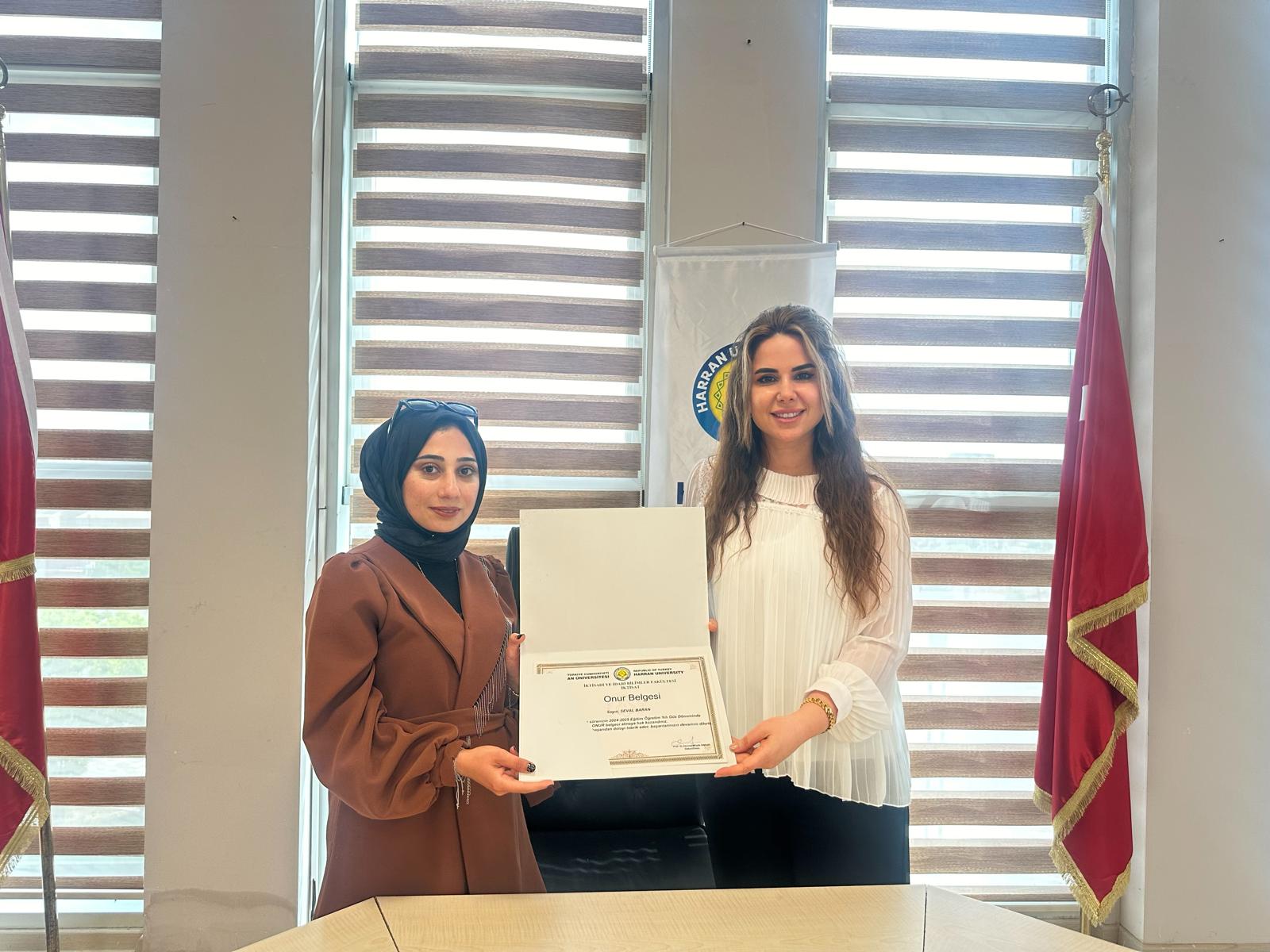 ÜSTÜN BAŞARI GÖSTEREN ÖĞRENCİMİZE ONUR BELGESİ TAKDİM EDİLDİ