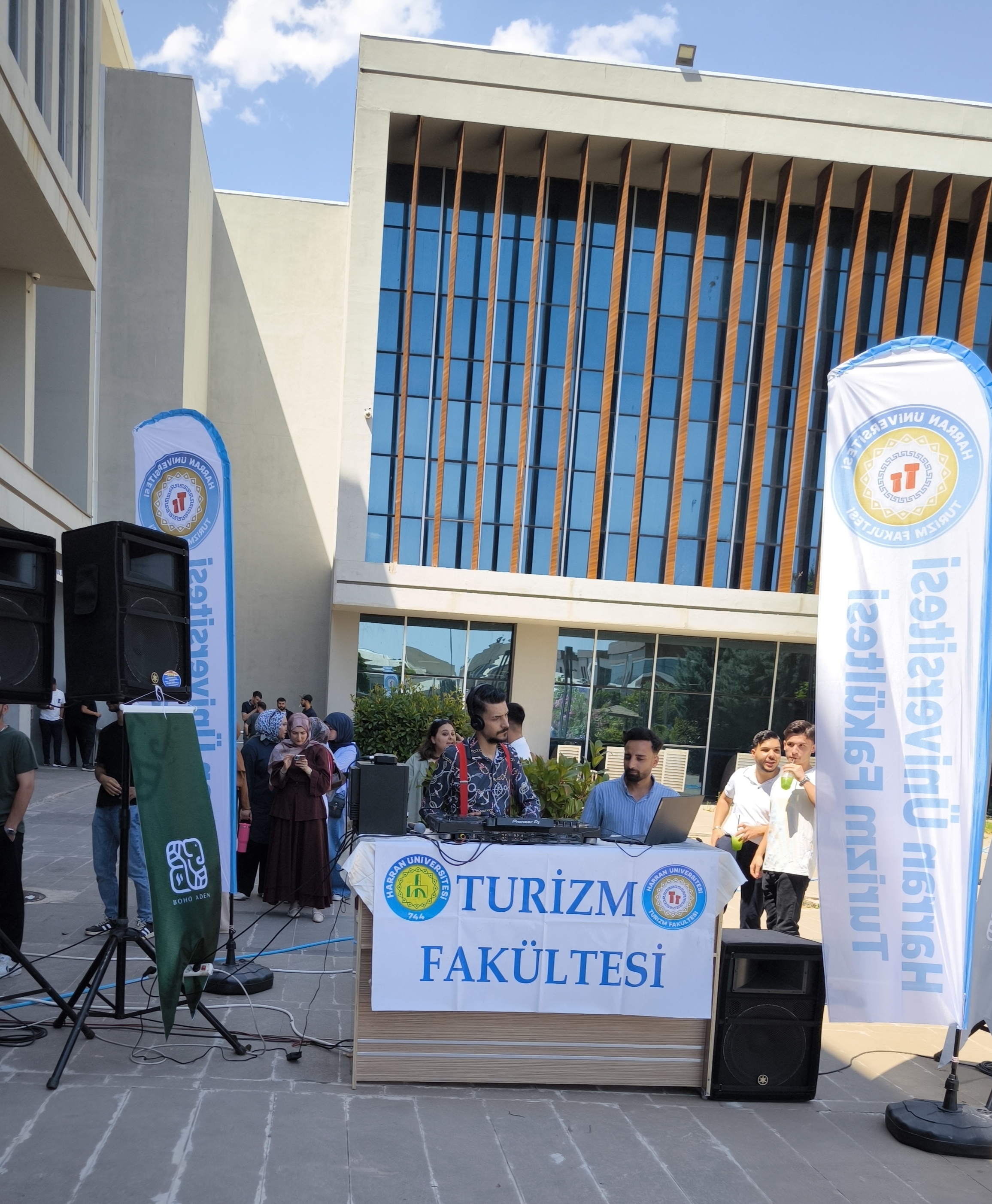 Turizm Fakültemiz ve Boho Aden İş Birliğinde Kahve ve Müzik Şenliği Gerçekleştirildi
