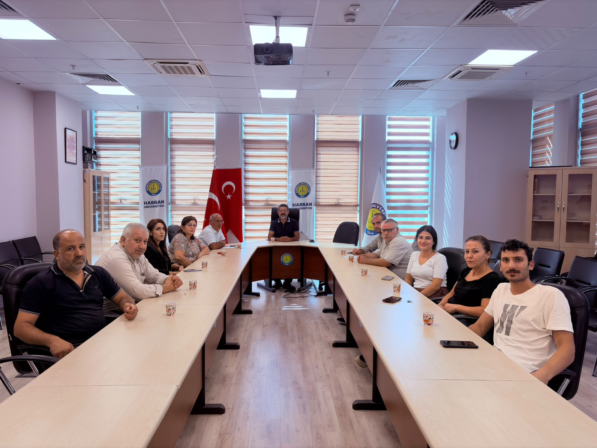 FAKÜLTE YÖNETİMİMİZ İDARİ PERSONELİMİZLE DEĞERLENDİRME TOPLANTISINDA BİR ARAYA GELDİ