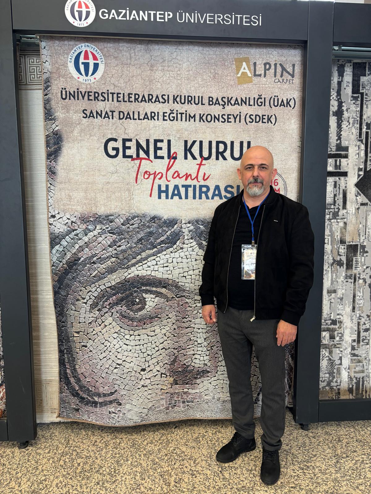 SDEK Genel Kurulunda Harran Üniversitesi Devlet Konservatuvarımızı Müdürümüz ve Eğitim Fakültesi Güzel Sanatlar Eğitimi Bölüm Başkanımız Prof. Dr. Ahmet Suat KARAHAN Temsil Etti.