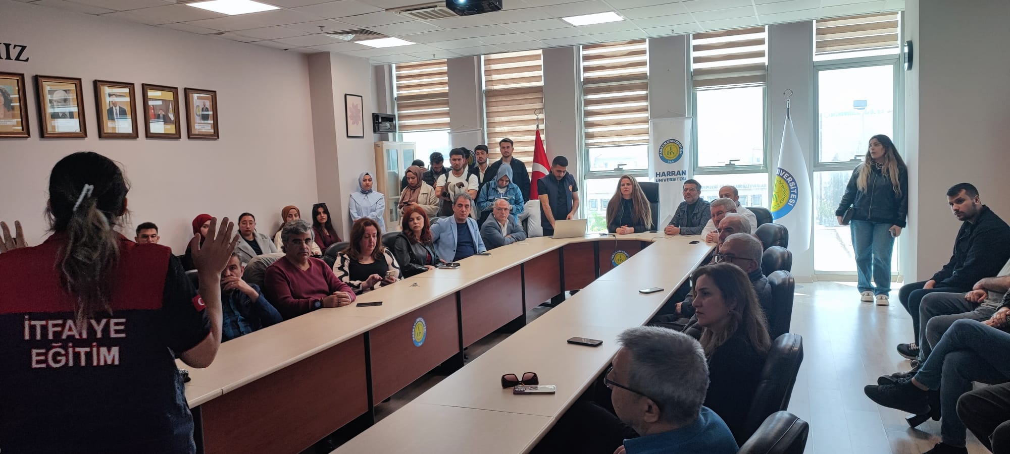 FAKÜLTEMİZDE ŞANLIURFA BÜYÜKŞEHİR BELEDİYESİ İTFAİYE DAİRESİ BAŞKANLIĞI TARAFINDAN YANGININ YAPISI, GELİŞİMİ VE İLK MÜDAHALE KONULU EĞİTİM GERÇEKLEŞTİRİLDİ