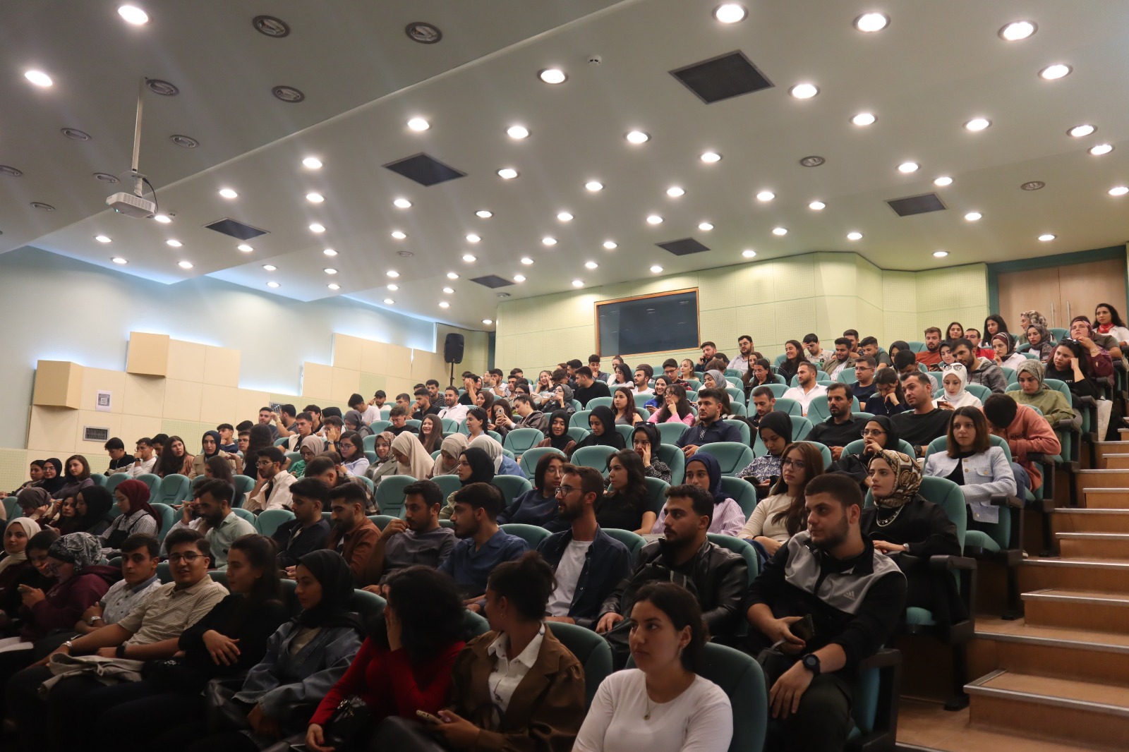 Üniversitemiz Öğrencilerine  "Madde Bağımlığı İle İlgili Eğitim Düzenlendi