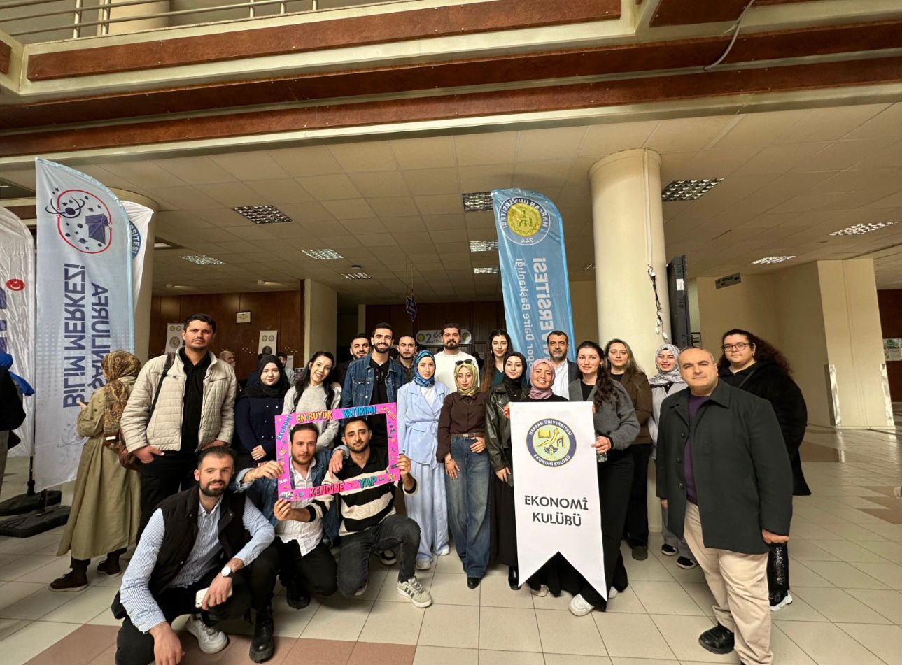 Stant Günleri Kapsamında Bölüm Öğretim Üyelerimiz İle Ekonomi Kulübu Standını Ziyaret Etti