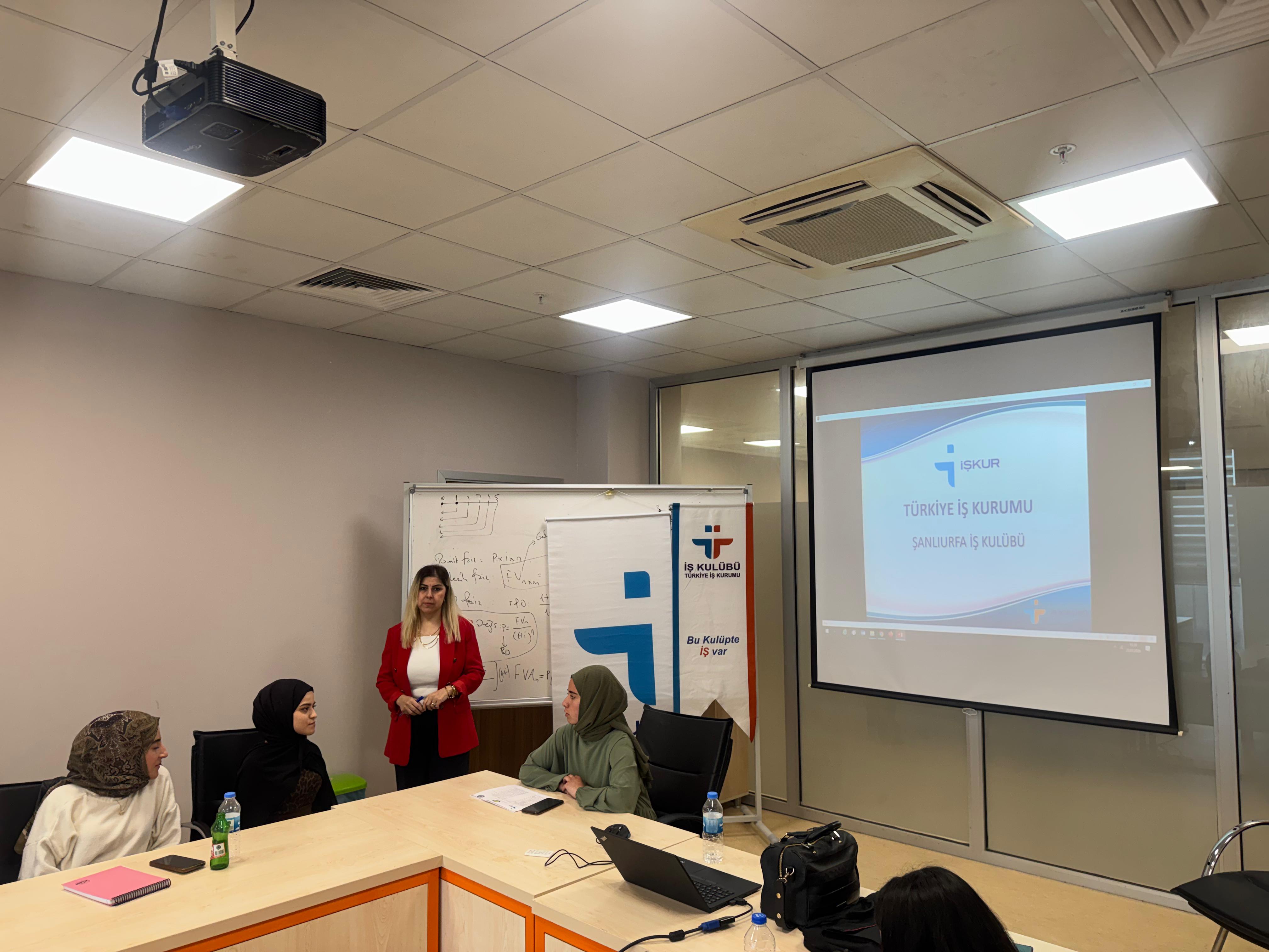 İŞKUR İŞ KULÜBÜ LİDERİ ELİF ULAŞ’IN KATILIMIYLA FAKÜLTEMİZ ÖĞRENCİLERİNE YÖNELİK SERTİFİKALI EĞİTİM PROGRAMI GERÇEKLEŞTİRİLDİ