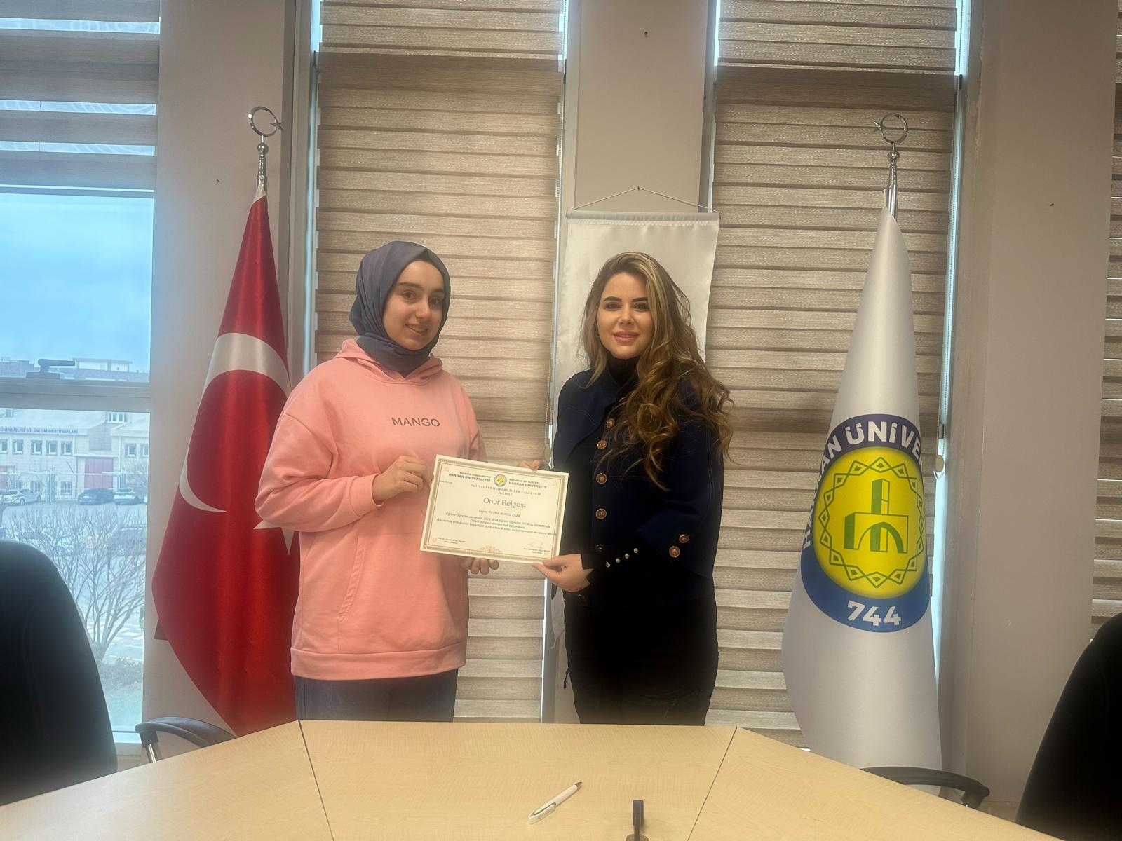 ÜSTÜN BAŞARI GÖSTEREN ÖĞRENCİMİZ FATMA BURCU ZAZA'YA ONUR BELGESİ TAKDİM EDİLDİ