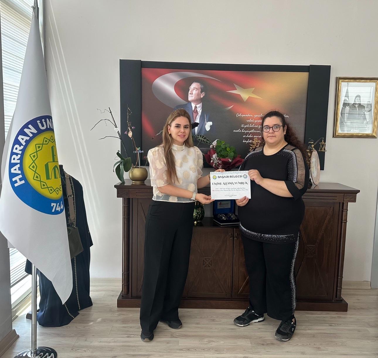 2025-2026 EĞİTİM-ÖĞRETİM YILI MEZUNU İKTİSAT BÖLÜMÜ ÜÇÜNCÜSÜ EMİNE ALEYNA YUMRUK’A BAŞARI BELGESİ TAKDİM EDİLDİ