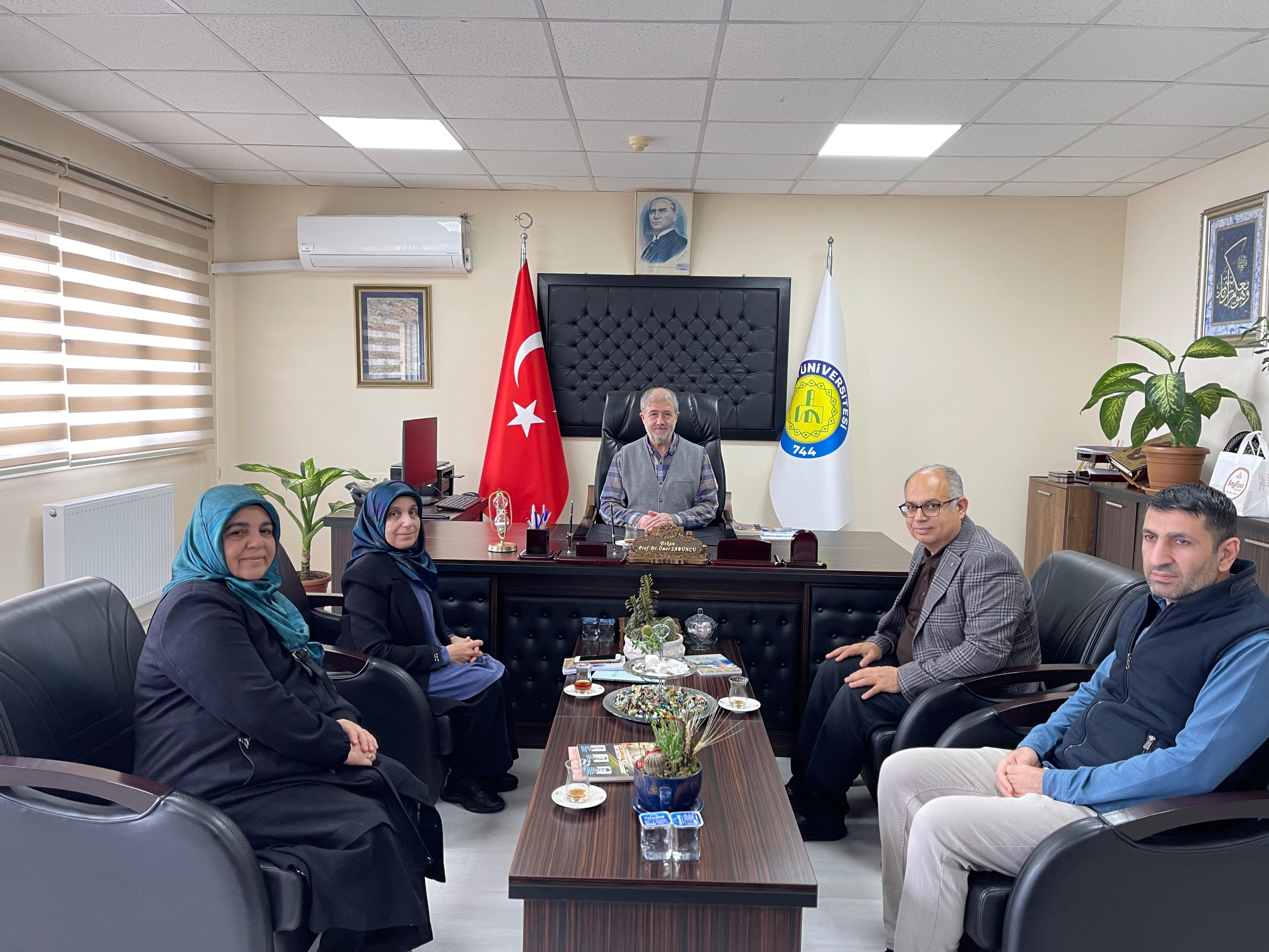 İzmir İl Müftü Yardımcısı Şadiye Yılmaz’dan Dekanlığımıza Ziyaret