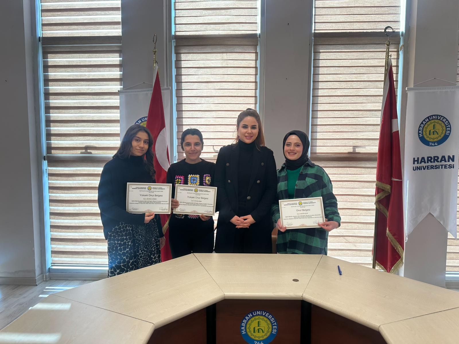 ÜSTÜN BAŞARI GÖSTEREN ÖĞRENCİLERİMİZE ONUR BELGELERİ TAKDİM EDİLDİ