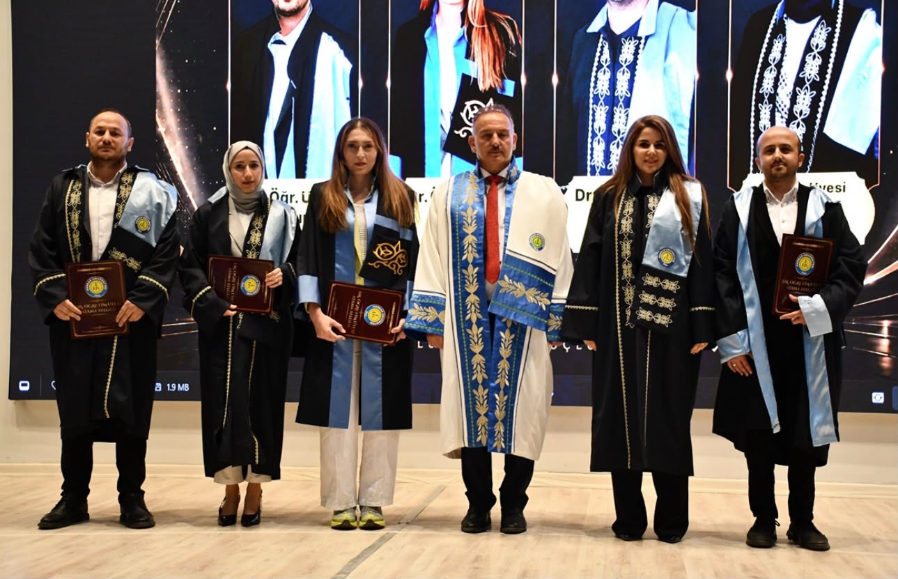 “2025-2026 AKADEMİK BAŞARI VE ÖDÜL TÖRENİ”NDE FAKÜLTEMİZ ÖĞRETİM ÜYELERİNE ÜNVAN BELGELERİ TAKDİM EDİLDİ