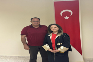 Dr. Öğr. Üyesi unvanı alan Dilek SAKALLI’ya cübbesini giydirdi.