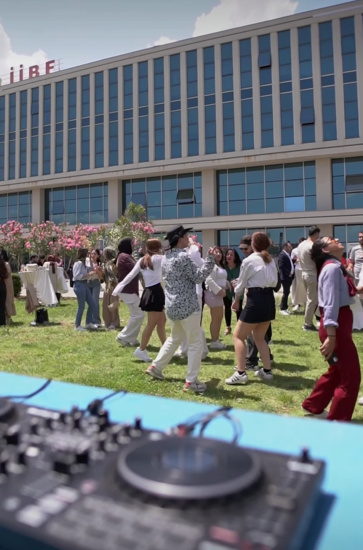 Kampüste Kahve ve Müzik ile Yaz Rüzgarı!!