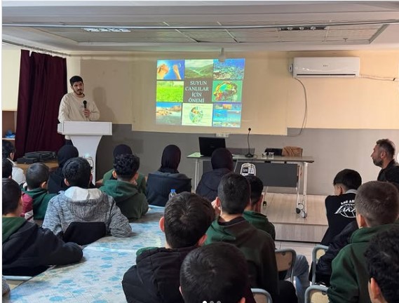 DR. ÖĞR. ÜYESİ ÖMER FARUK BİLBAY, EYYÜBİYE ŞAİR NABİ FEN LİSESİ ÖĞRENCİLERİNE "SU KAYNAKLARININ ÖNEMİ VE VERİMLİ SU YÖNETİMİ” TEMALI BİR KONFERANS VERDİ