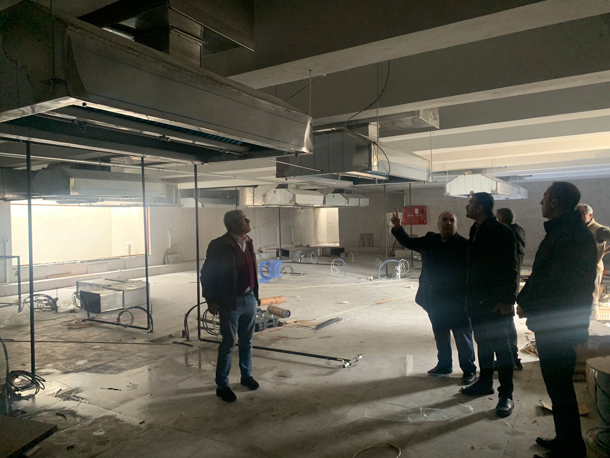 Turizm Fakültesi Yönetimi ve Öğretim Üyeleri Yapım Aşamasındaki Gastronomi Eğitim Mutfağını Yerinde İnceledi